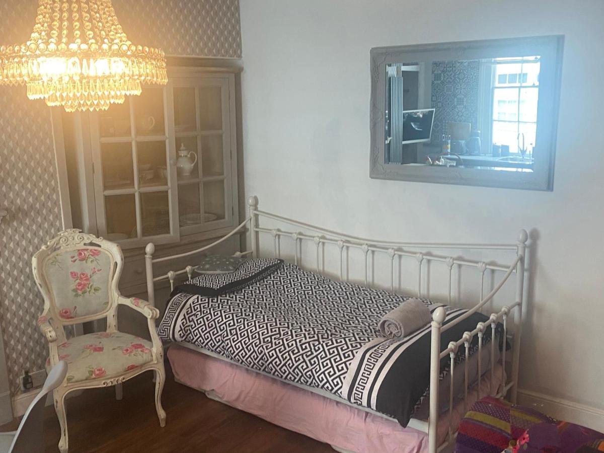 Georgian City Apartment At Thomas Street Double Bedroom And Two Single Trundle Beds Бат Екстериор снимка