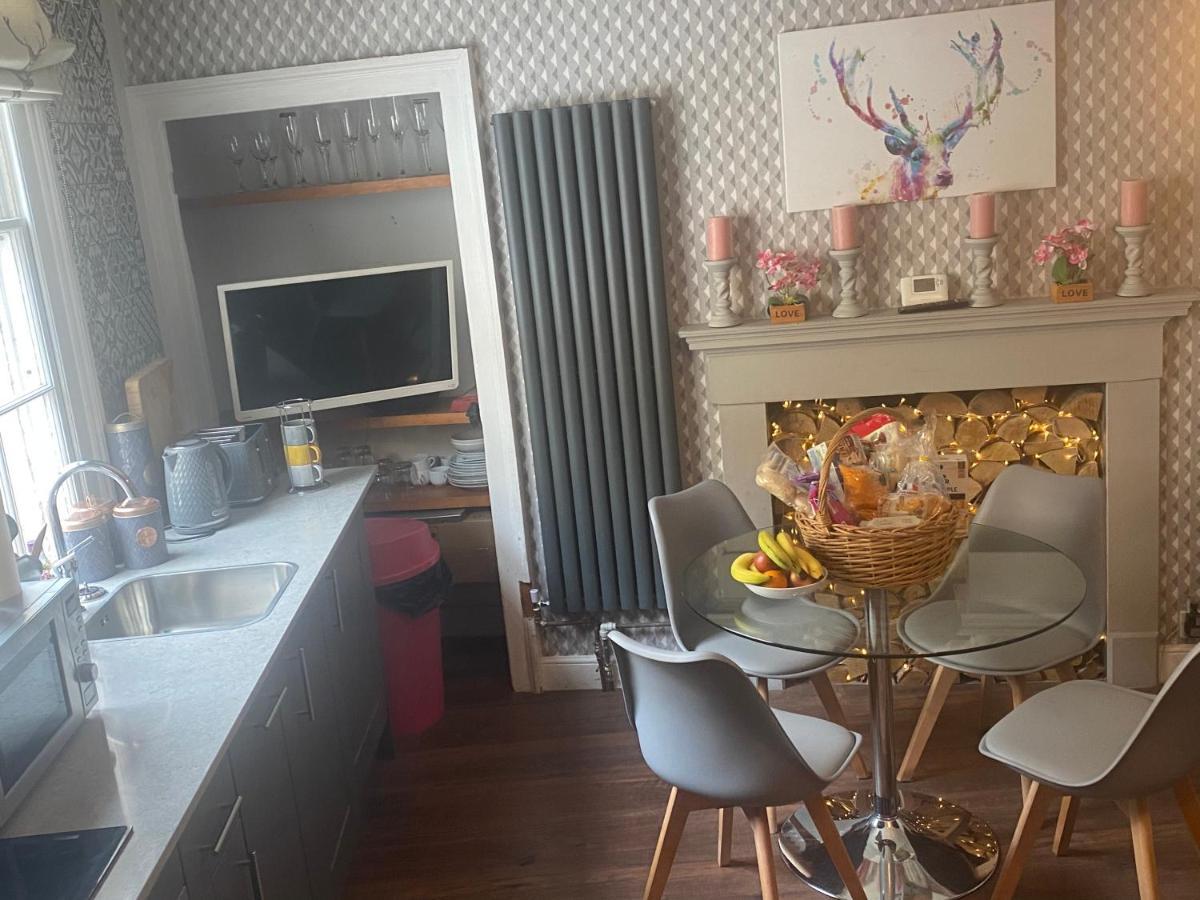 Georgian City Apartment At Thomas Street Double Bedroom And Two Single Trundle Beds Бат Екстериор снимка