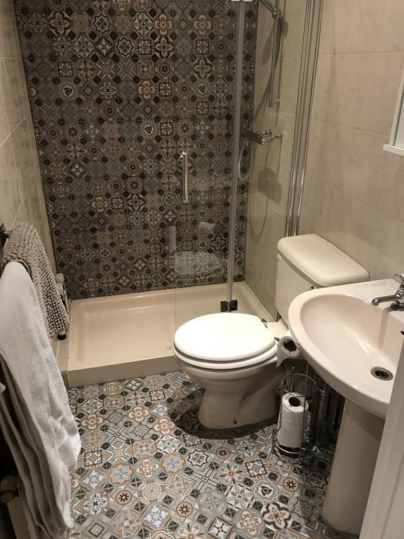 Georgian City Apartment At Thomas Street Double Bedroom And Two Single Trundle Beds Бат Екстериор снимка